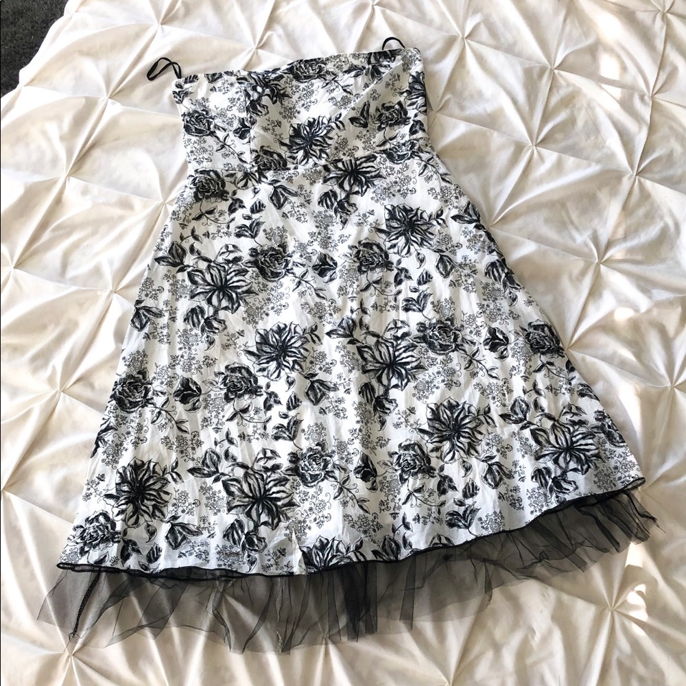 NWT black and white fashion dress